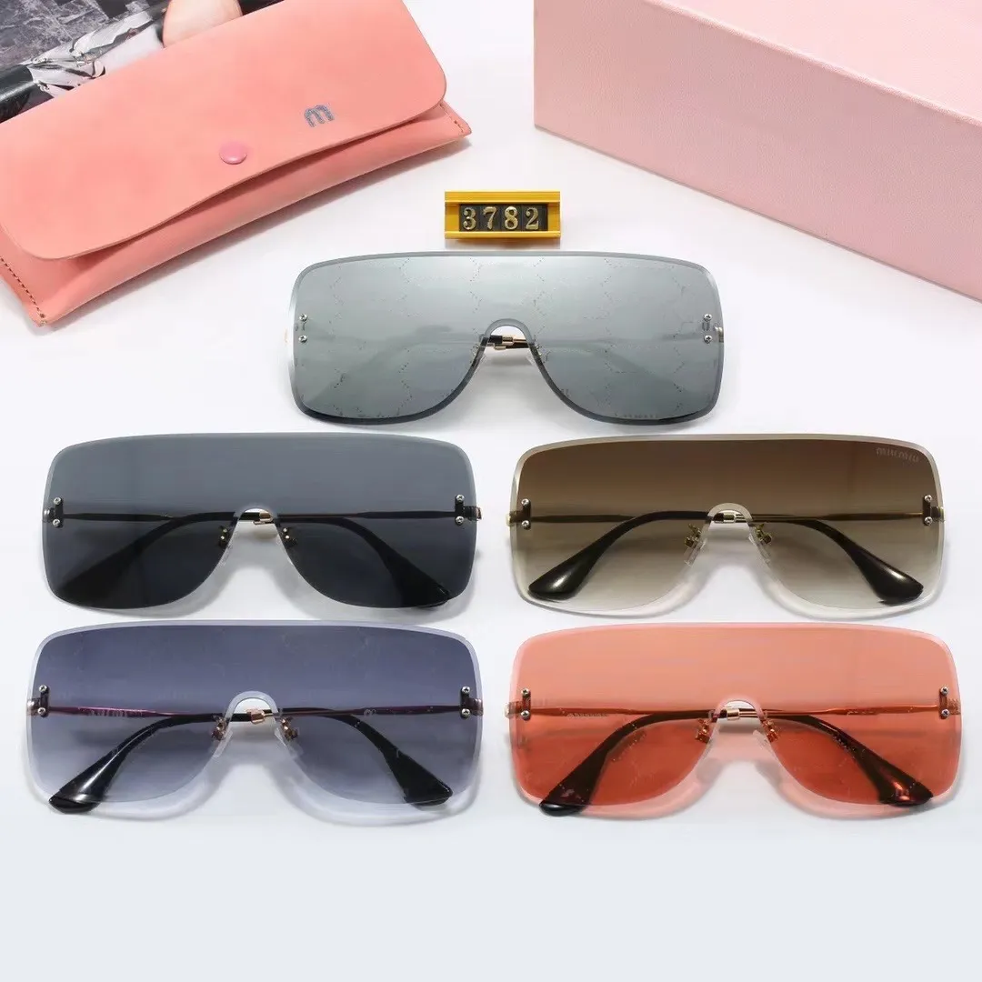 Femmes lunettes de soleil surdimensionnées lunettes de mode lunettes roses Uv propriété chaude lunettes de soleil carrées jambes en métal M lettre lunettes de créateur Designer Women Sunglasses