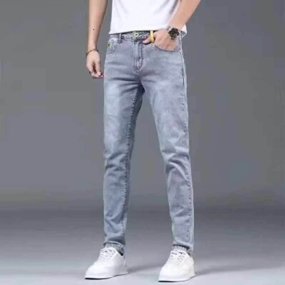 2024 lente lichtgekleurde noodlijdende jeans, heren slim fit kleine voet elastische broek, Koreaanse versie trendy bedelaarsbroek