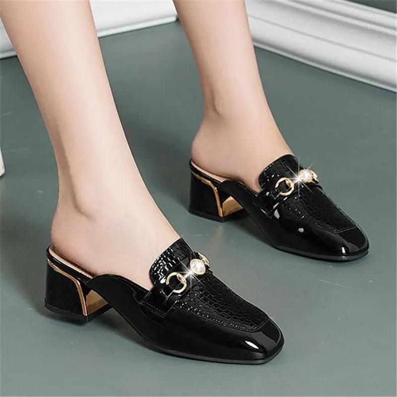 Pantoufles Femmes Baotou Demi 2024 Mode Chaîne En Métal Bout Carré Talon Épais Style Britannique Bureau Chaussures Décontractées Printemps Été Diapositives