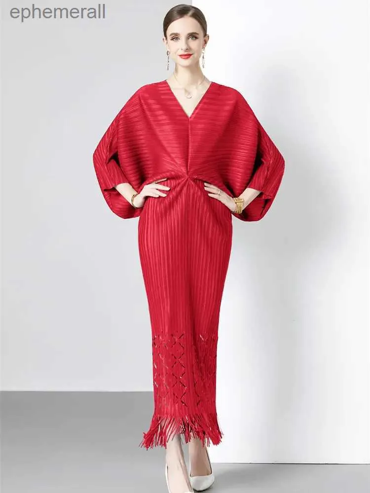 Городские сексуальные платья Осеннее модное плиссированное платье Miyake с кисточками для женщин с длинными рукавами «летучая мышь» и V-образным вырезом Свободные большие эластичные халаты Maxi Vestidos yq240330