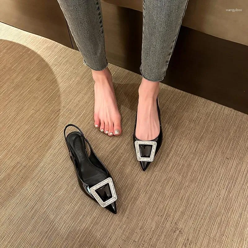 Chaussures décontractées noires pointues avec strass, boucle carrée avec dos creux, sangle à une ligne, semelle plate, chaussure unique pour femmes, 2024