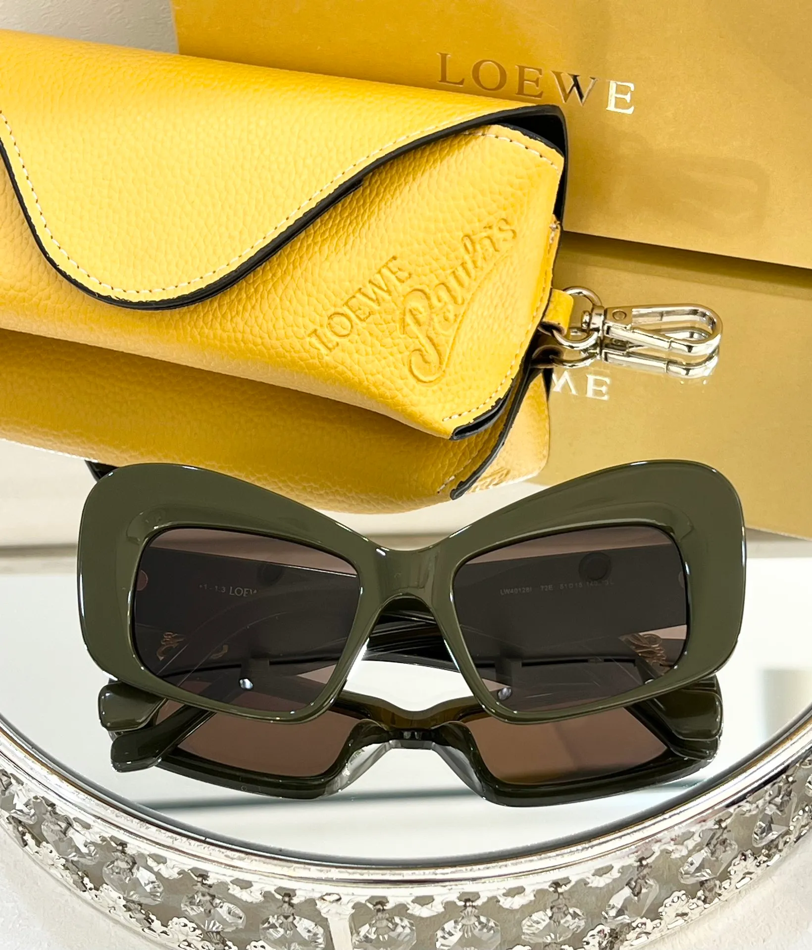 LOEWE Nouveau design de mode lunettes de soleil surdimensionnées 40128I forme de masque monture oeil de chat style tendance et avant-gardiste lunettes de protection UV400 extérieures haut de gamme