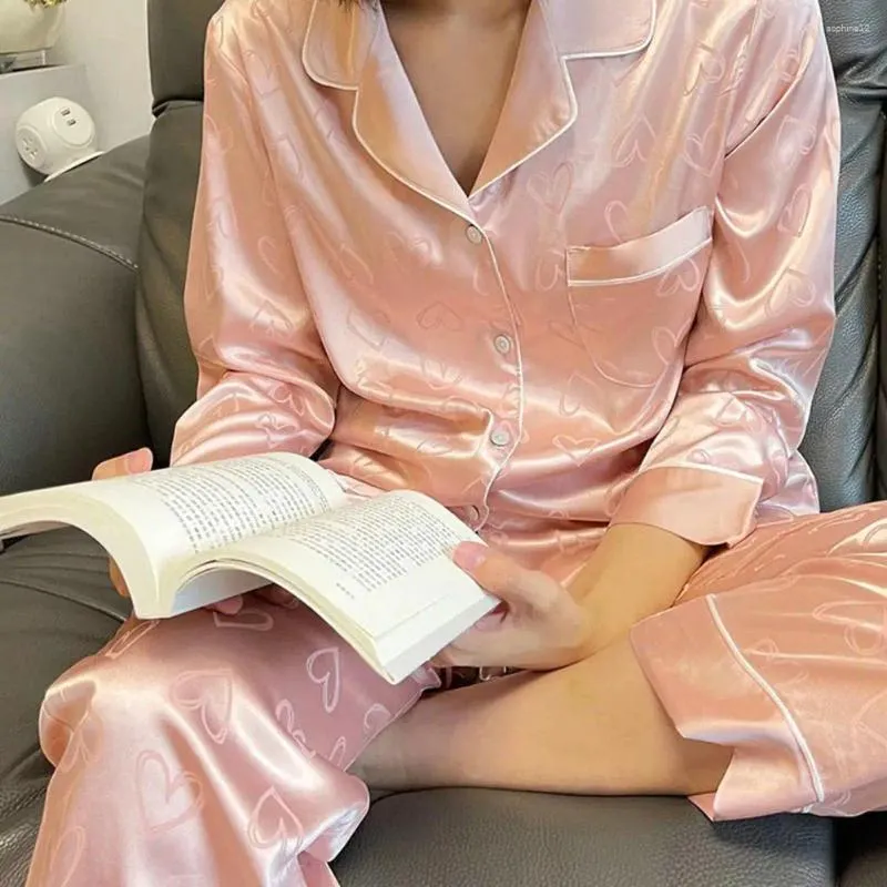 Accueil Vêtements Pyjamas en Soie Glacée Ensemble de Pyjama Soyeux à imprimé Coeur pour Femmes avec Chemise à Manches Longues Pantalon Large pour vêtements de Nuit d'été de Printemps