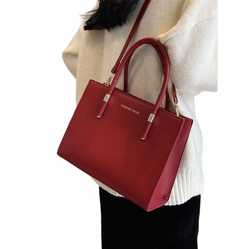 Sac fourre-tout à texture haut de gamme rouge Tempérament Sac à bandoulière portable pour femmes 2024 Printemps Nouvelle grande capacité Sac carré décontracté e6sS #