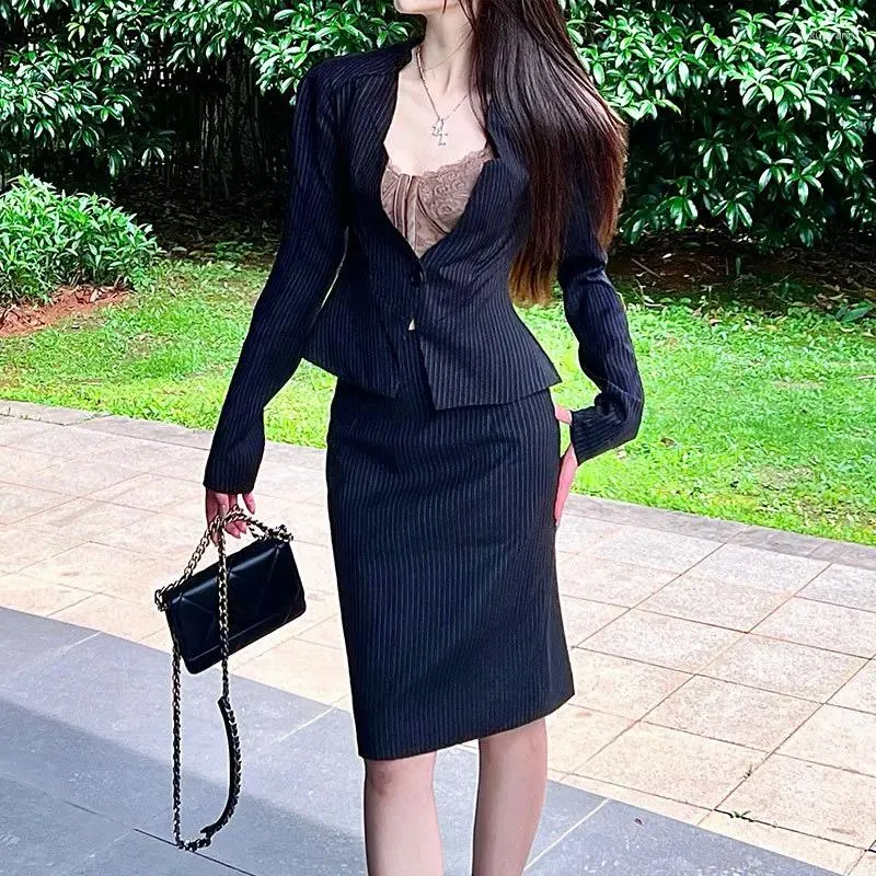 Tvådelt klänning Temperament Office Lady High End Outfit Black Stripe Blazer Two-Piece Set Shoulder Padded midjedräkt Höft Wrap Half