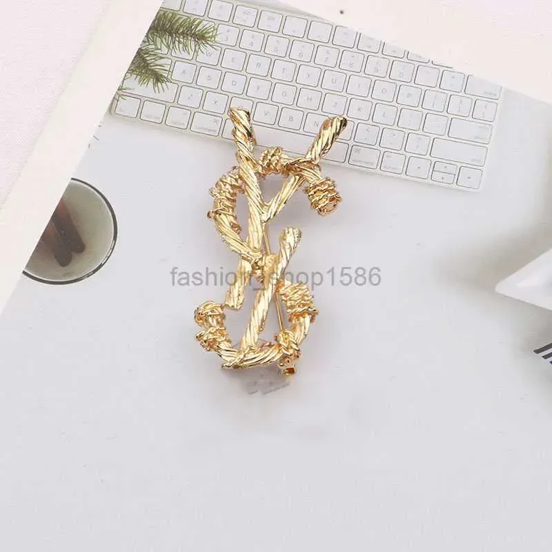 Broches Individualité plaqué or marque Designer lettres broche mode femmes célèbres alliage lettre perle luxe Couples cristal strass