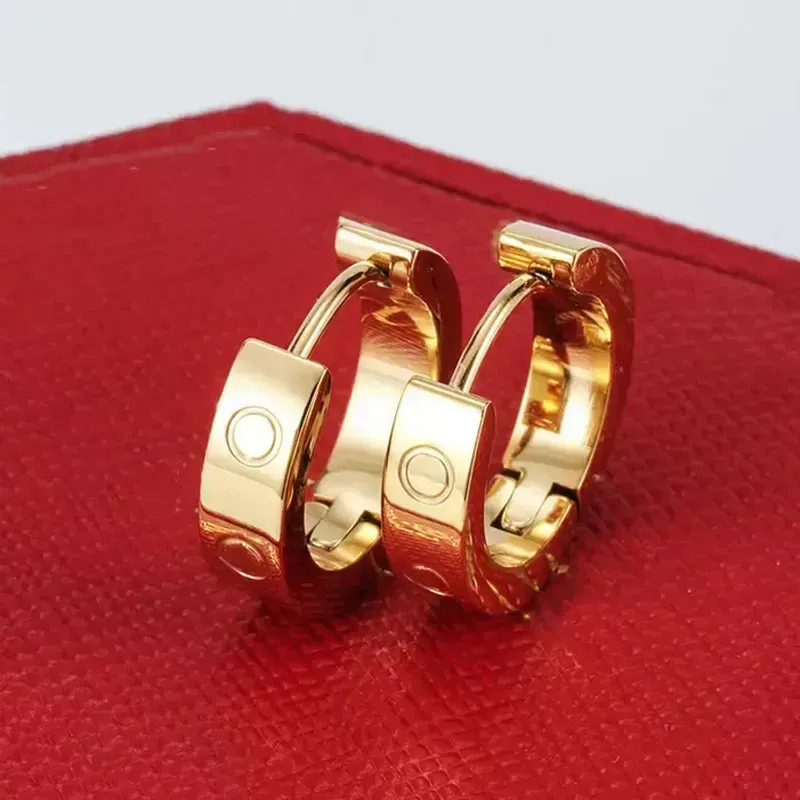 Stud Stud Red Ear Stud voor vrouw Gold Diamond Earring Titanium staal vrouwen prachtige eenvoudige mode met tas hoogwaardige 925S love ear