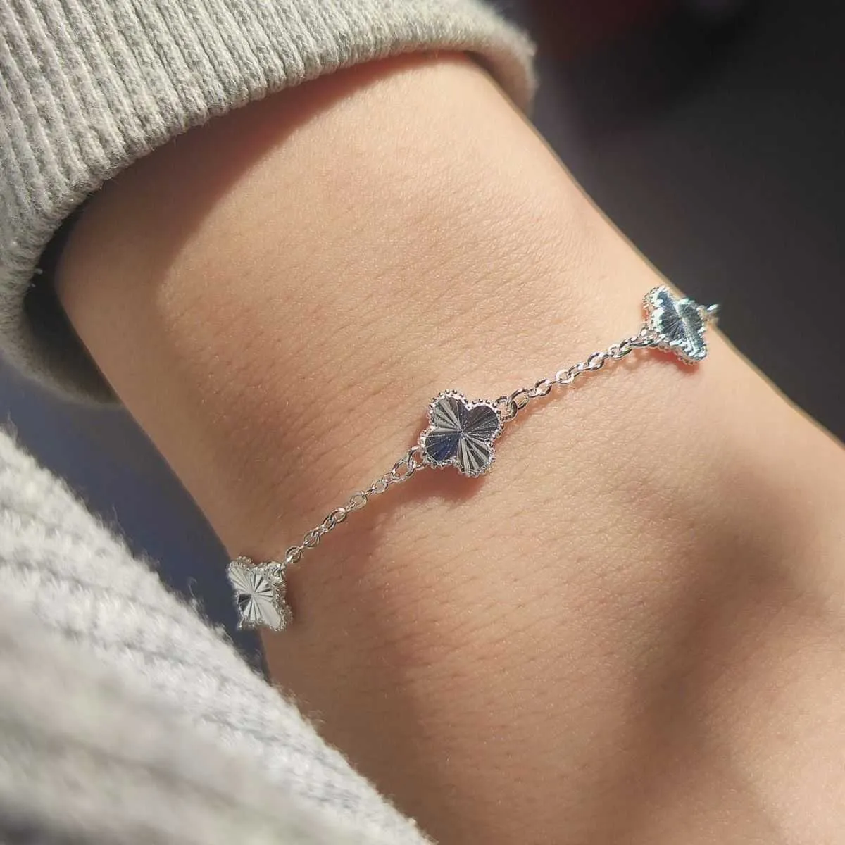 Vans Lucky Clover Armband Pure Silver 925 Full Silver Light Luxury Forest Series Girl Girlfriend Internet Celebrity Liten Crowd Instagram Gift Sweet Korean Version