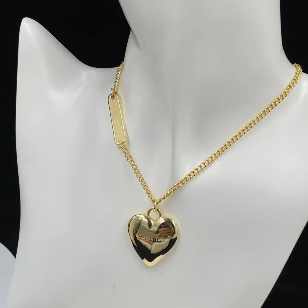 Gargantillas Corazón Colgante Diseñador Joyería Mujeres Gargantilla Collar Color Oro Colgantes de lujo Cadena de amor de titanio con caja