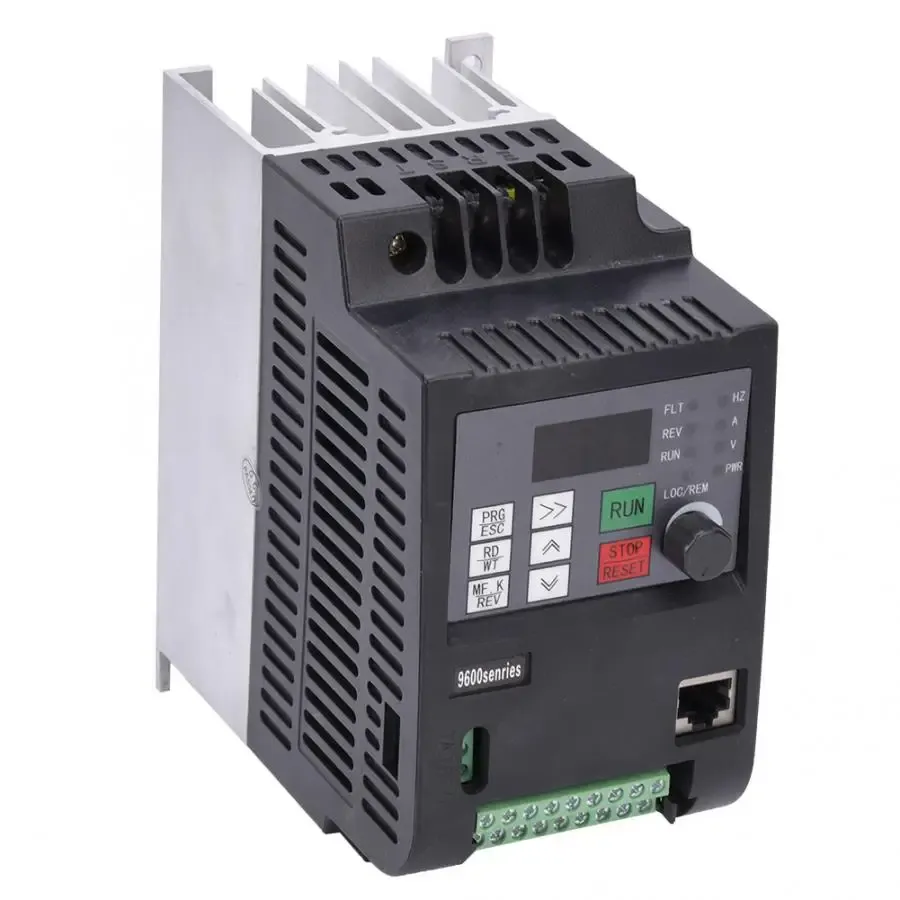 Pour Russe CE 220V 1,5KW / 2,2KW / 4KW AC Drive de moteur / VSD / VFD / 50Hz Entrée 1 phase vers un convertisseur de fréquence de sortie triphasé