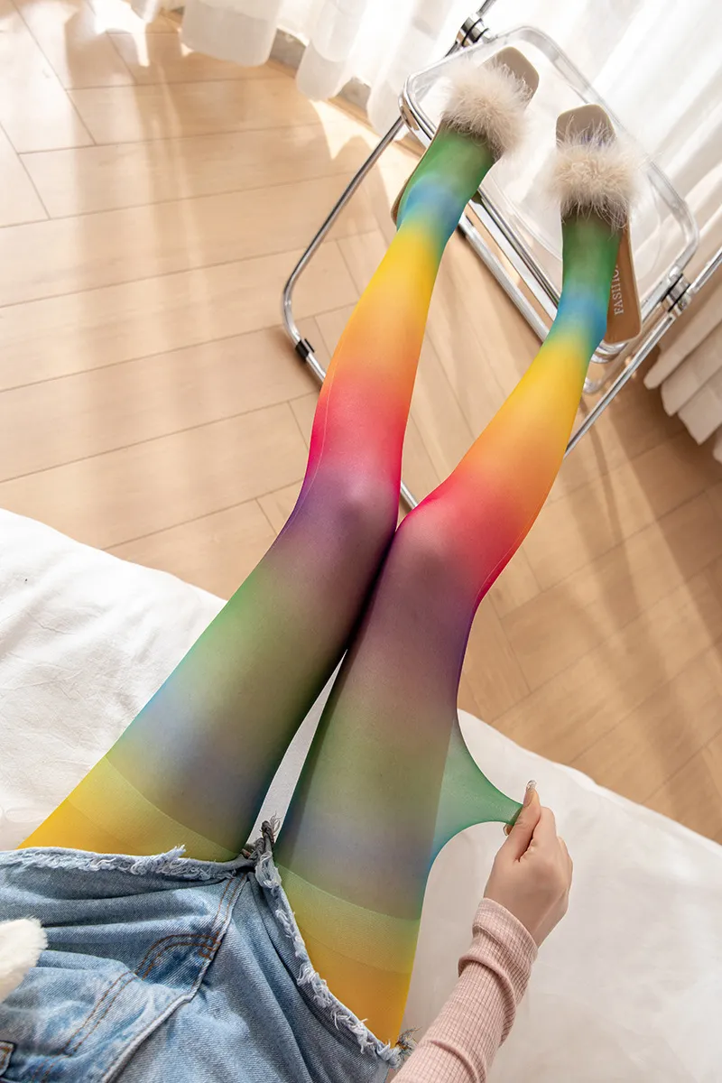 Regenboog panty kopen voor een gezellig feestje