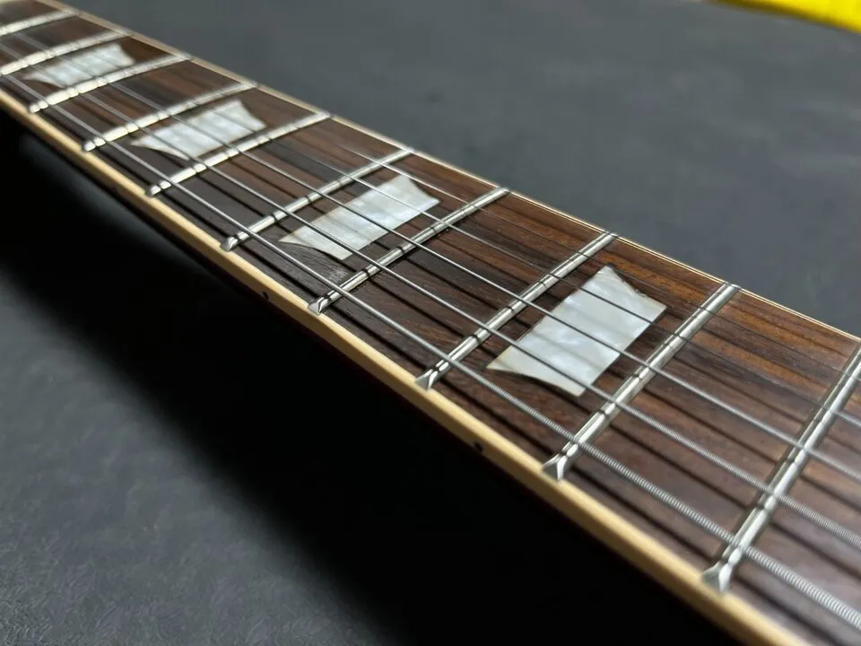 Fábrica de alta qualidade 6 cordas guitarra elétrica corpo de pescoço de uma peça com alta qualidade