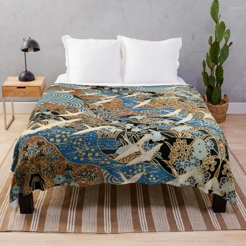 Coperte GRU BIANCHE CHE VOLANO SULL'ACQUA BLU E FIORI PRIMAVERILITrapunta per divano con coperta floreale antica giapponese