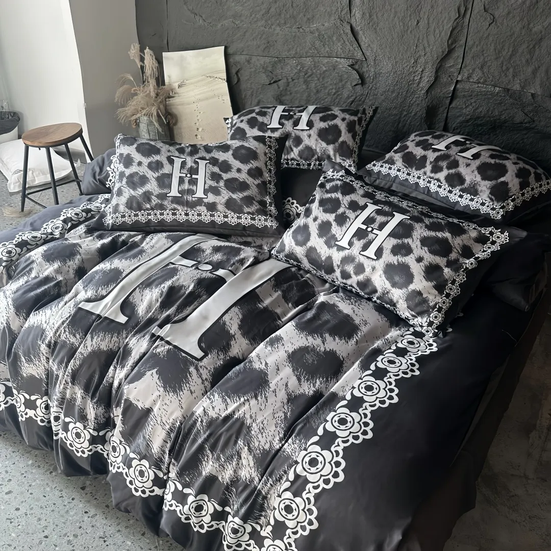 Ropa de cama para el hogar de lujo Diseñador Patrón de leopardo Estampado de letras Cómodo juego de cama de cuatro piezas Funda nórdica de plumón de moda Sábana Funda de almohada de moda Juego de edredón