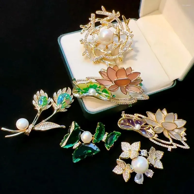 Broches Mode européenne et américaine Lotus perle naturelle broche Style cour papillon fleur Corsage broche vêtements accessoires femmes