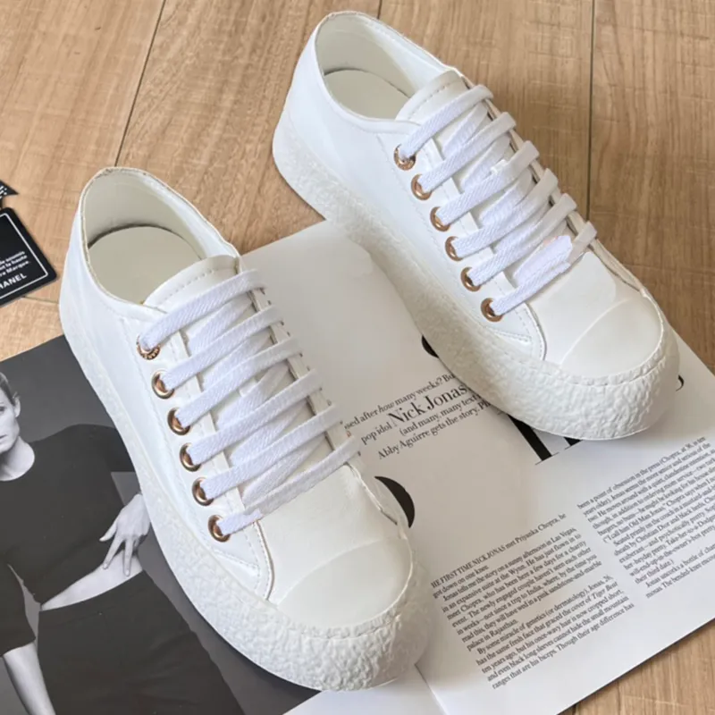 Nieuwe Limited Edition Designer Sports Shos Dames Casual Schoen Luxe Witte Microfiber Lederen Gesp Decoratie Bovenwerk Klassieke Lederen Buitenzool Platte Hakken Schoenen