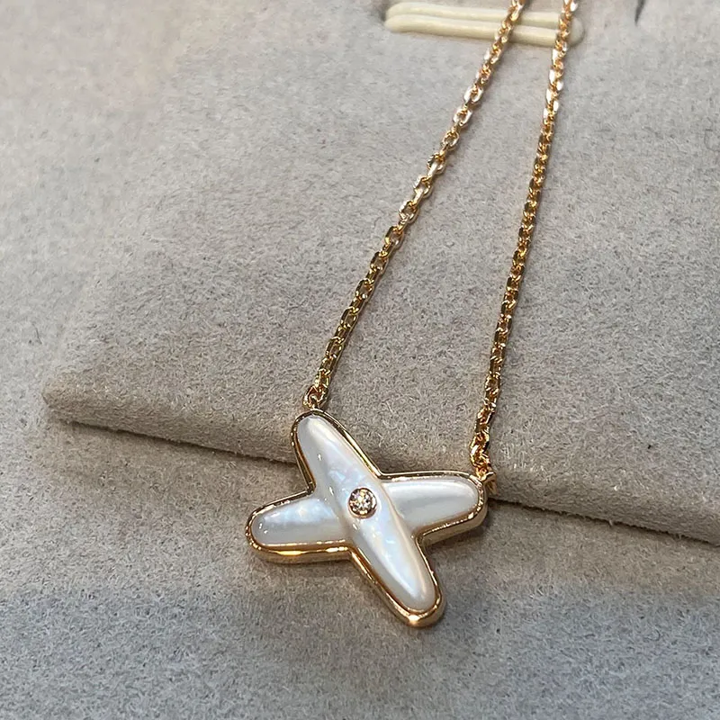 Classic Fashion Jewelry High Quality White Fritillaria Cross Necklace Women Designer Necklace Rose Gold High Edition 18k Gold Necklace Luxury Charm Jewelry