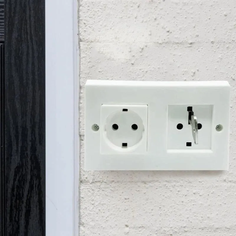 Förvaringsflaskor Säker vägglåda Fake Socket Nyckelhållare Stash utomhusdroppe