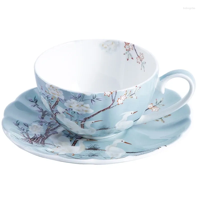 Fincan tabakları İngiliz tarzı kahve fincan seti kemik çin lüks hediye yaratıcılık çayı ve tabağı güzel seramik