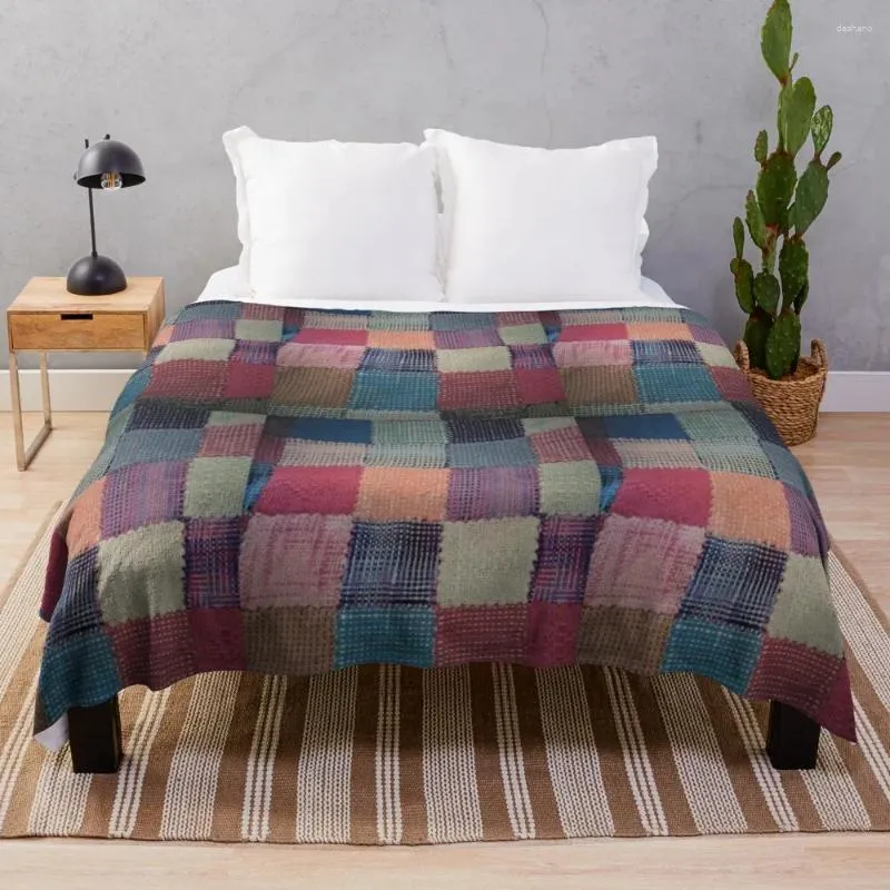 毛布の手作りの創造ソファに毛布を投げる毛布の格子縞