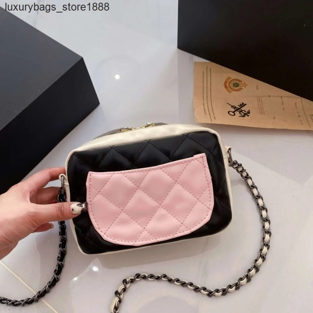 Axelväska designer high-end stil sommar ny hög skönhet kvinnor crossbody mångsidig och kedja fashionabla kontrastfärg stor kapacitet mobiltelefon