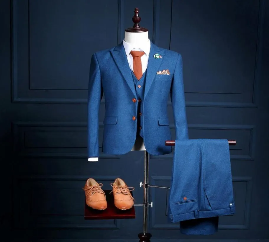 最新のデザインの男性スーツピークカラークラシックフィットスーツ2ボタン3ピースジャケットパンツ投入