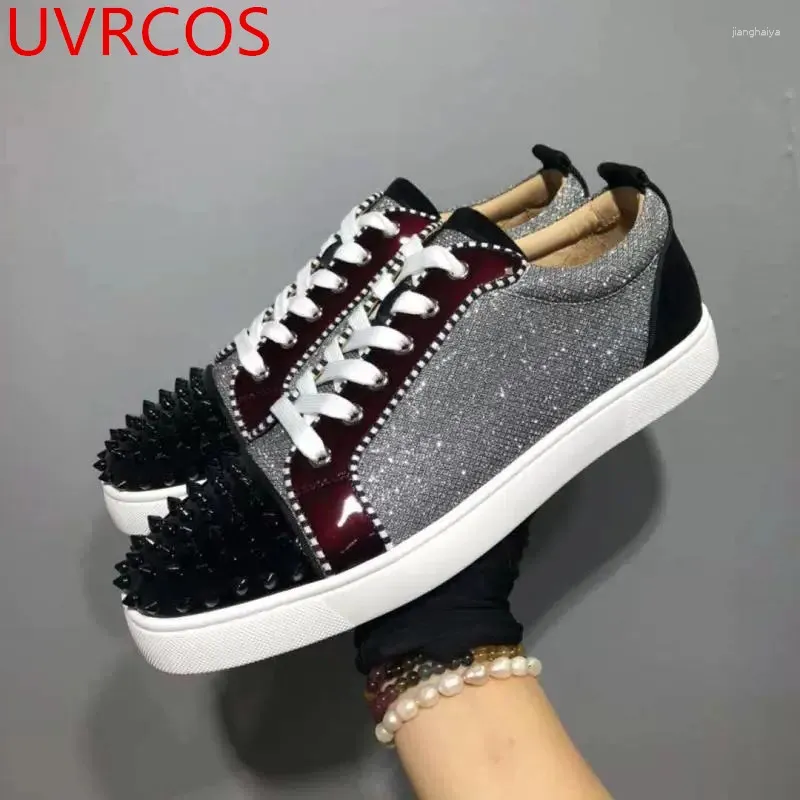 Scarpe casual Scarpe da ginnastica maschili da uomo Scarpe da ginnastica piatte Designer di lusso Scarpe nere con glitter a spillo per uomo Moda colore misto