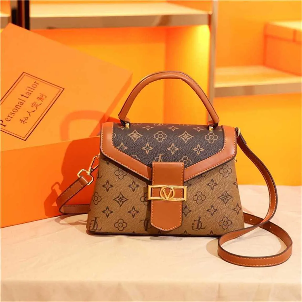 Designer bag Handbags Bags and womens bags are popular this year. One elegant small square bags are trendy and can be paired with crossbody casual womens bags