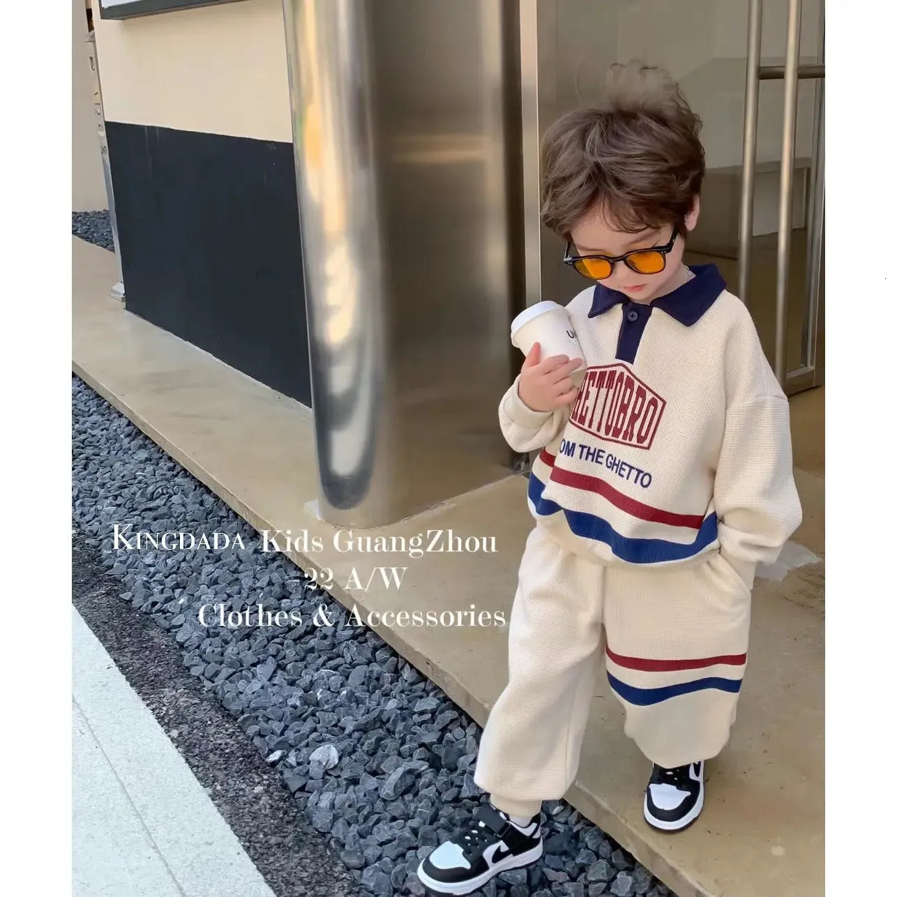 Koreli çocuk Set Boy Boy Suit 2023 Bahar Sonbahar Moda Mektubu Baskı Kızlar 2 PCS Kıyafetler Kıyafetler Yakası Pamuk Kazak Pantolon 240318