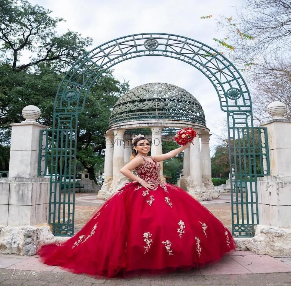 Red Crytal Ball Gown Quinceanera Vestidos Hollow Back Sweep Train Beads Appliques Girls Prom Party Vestidos para Doce 15 Vestidos de Q2256045