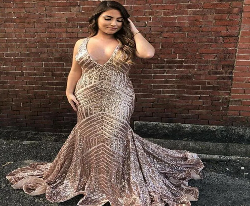 2020 New Rose Gold Plus Size Abiti da ballo a sirena Shinny Paillettes Scollo a V aperto Indietro Sweep Train Abito formale da laurea6690899