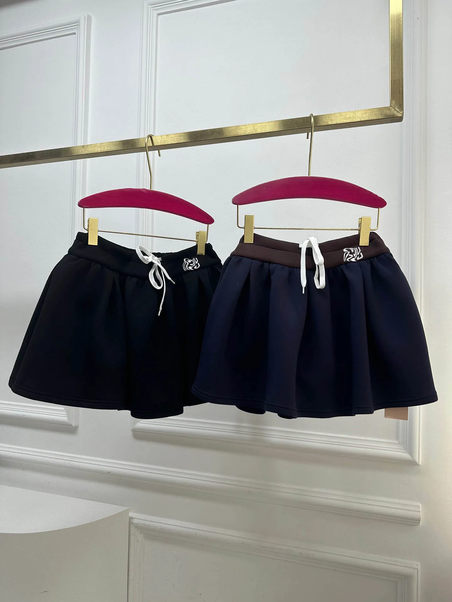 Jupes de luxe de styliste pour femmes, couleur unie, décontractées, taille haute, ample, Mini jupe à la mode, été, 2024