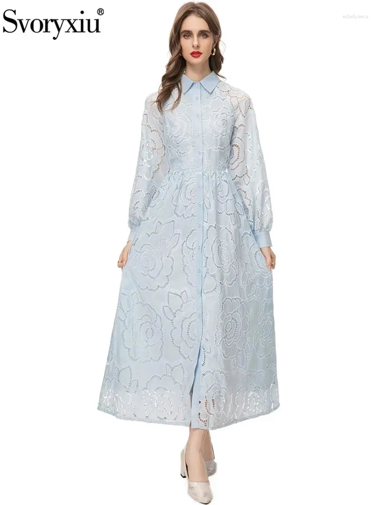 Robes décontractées Svoryxiu Designer de mode Automne Bleu clair Robe longue Femme Col rabattu Lanterne Manches Crochet Fleur Creux A-Ligne