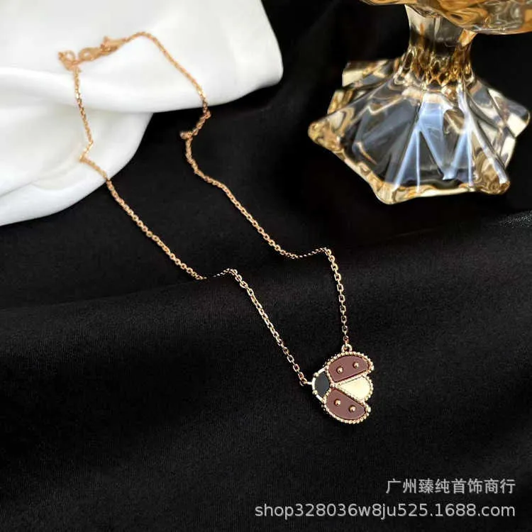 Brand Originalité Version élevée Van Ladybug Collier Femme Rose Gol Butterfly Pendant blanc Fritillaria Plum Blossom Four LIGNE GRASS Collar Chain de chaîne