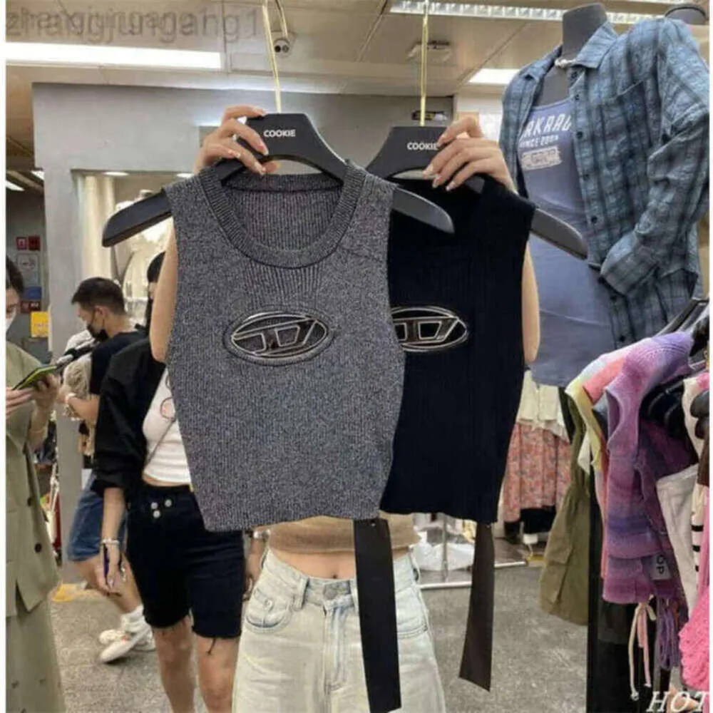2024 Designer Diesal évider étiquette en métal tricoté gilet sans manches pour les nouvelles tenues amincissantes et amincissantes pour filles chaudes Disel