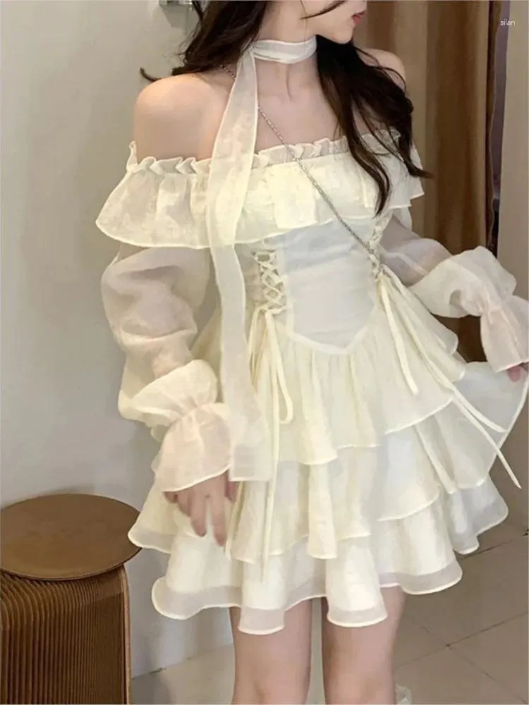 Casual klänningar vår sommar koreansk stil mild söt off-shoulder långärmad klänning midja snörning multi-skikten rufsa kort