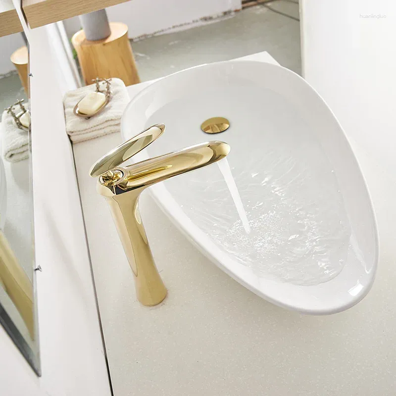 Badrumsvaskkranar Kopparkran Washbasin Lätt lyxig nordisk svart guld och kallt ovanför bassängen