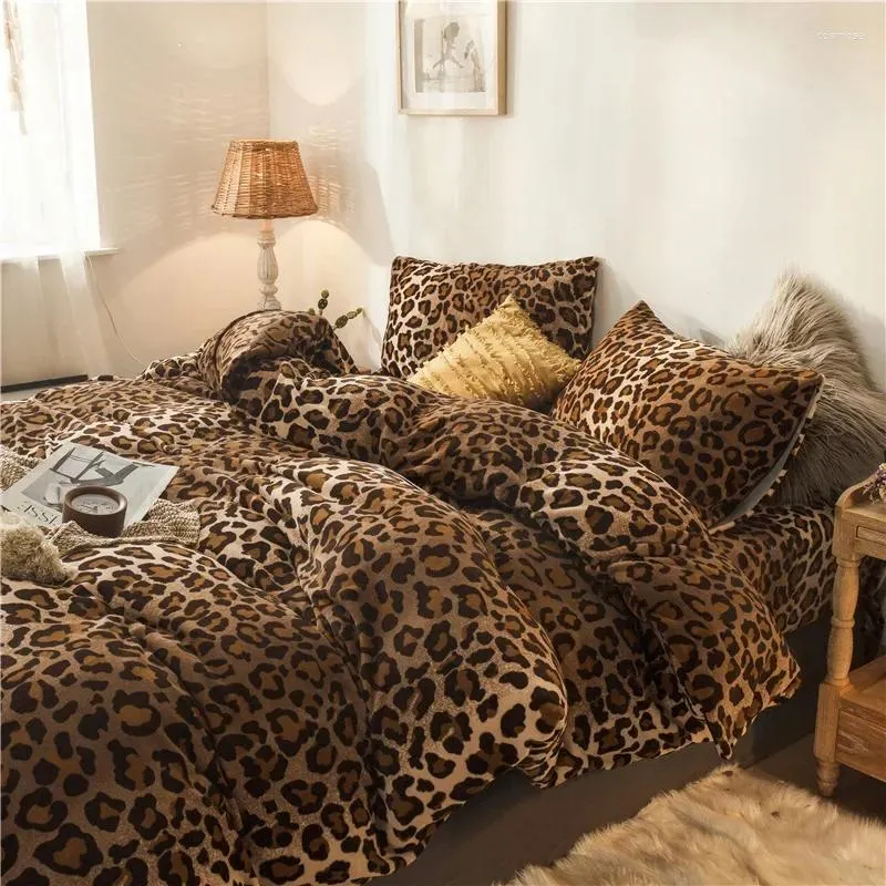 Комплекты постельного белья из четырех предметов, пододеяльник, двусторонний коралловый флис, теплая осенне-зимняя простыня с леопардовым принтом, плюшевая домашняя простыня