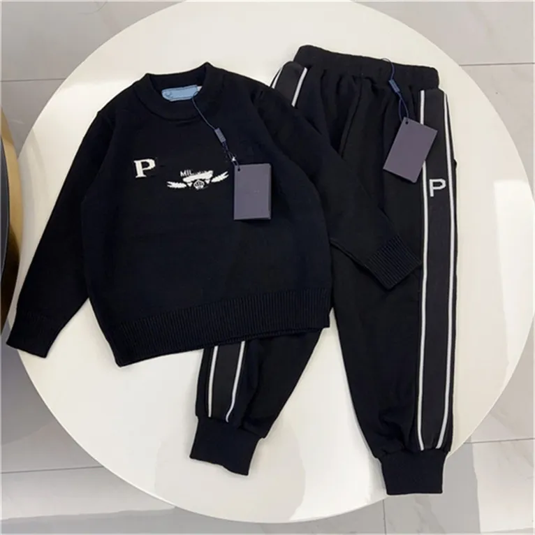 Nuevo conjunto de diseñador de ropa deportiva para niños, ropa de lana de dos piezas, pantalones de algodón puro, conjunto informal de moda para bebé guapo A4