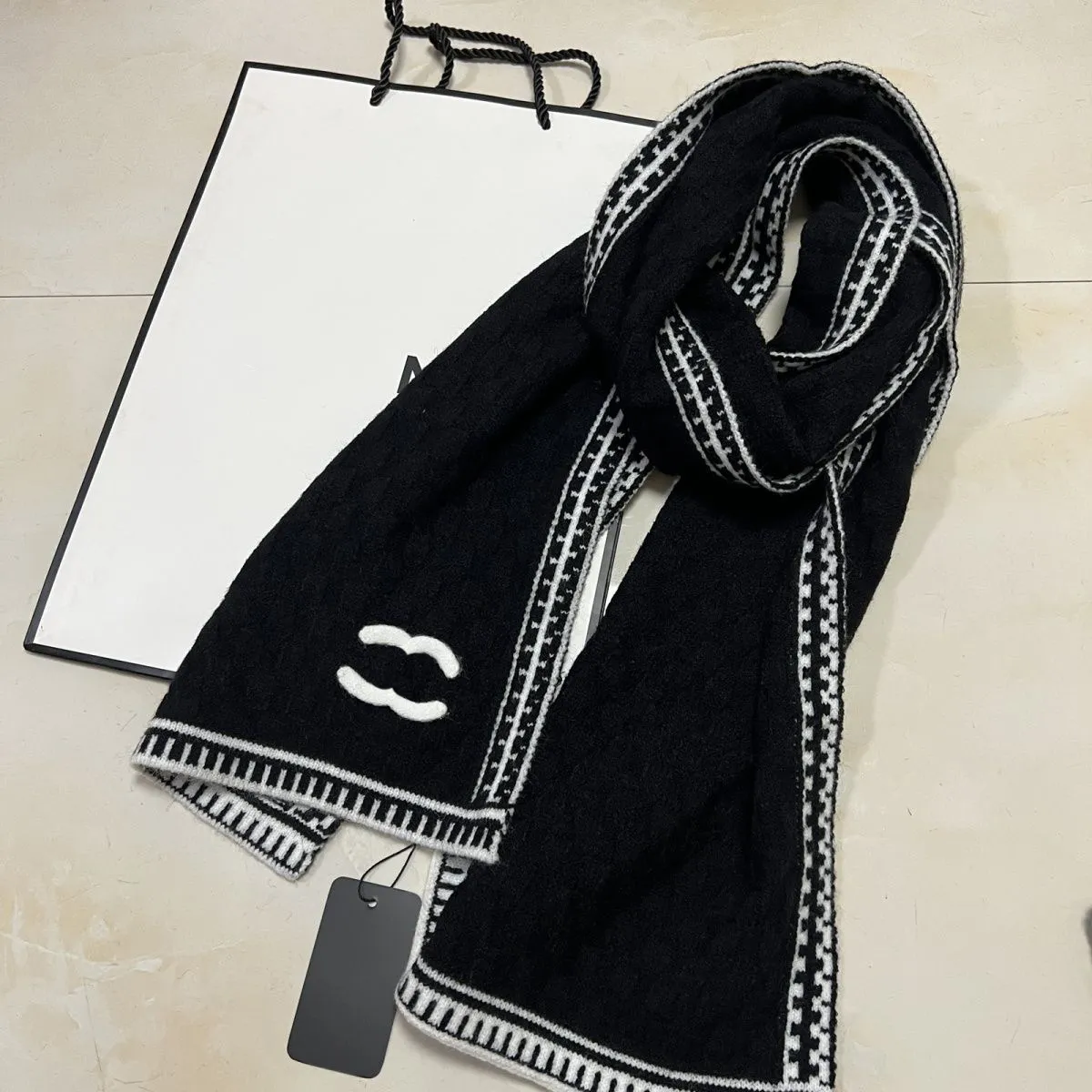 2024 sciarpa di design sciarpa di lusso per le donne Scialle di lavoro a maglia caldo di tendenza della moda due lati puro colore temperamento regalo di festa di viaggio