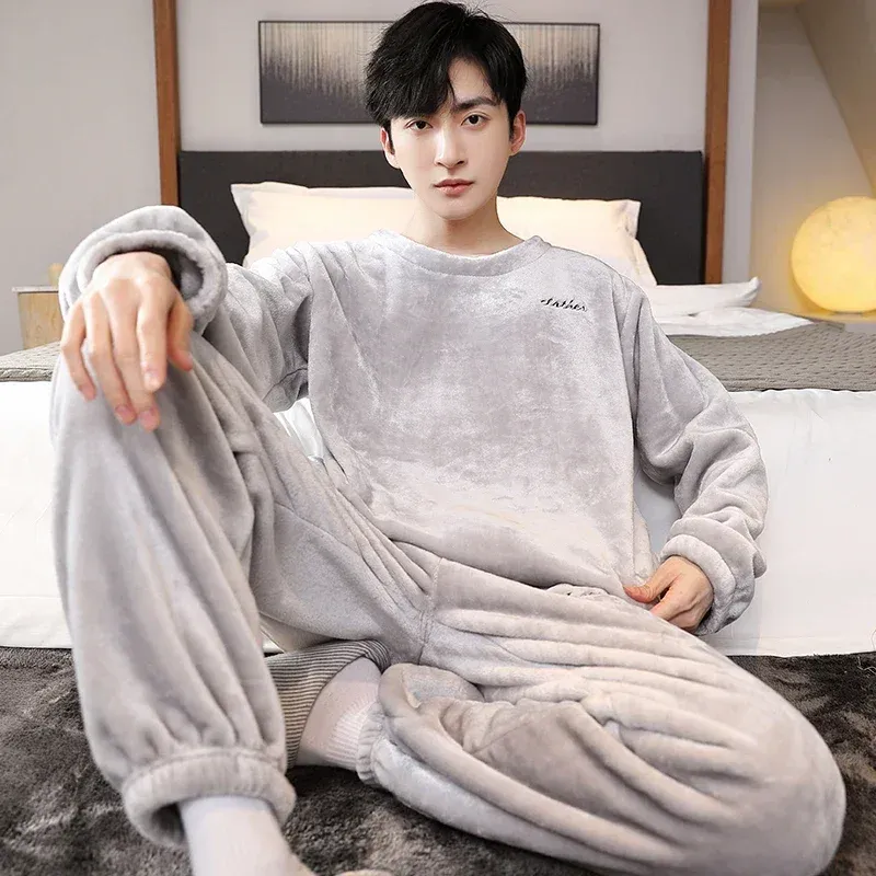 Young Men sollt Pajamas
