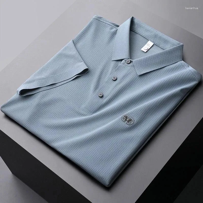 Polos pour hommes Light Luxury Ice Soie Slippery Polo à manches courtes pour hommes 2024 Mode d'été Papillon Brodé Logo T-shirt