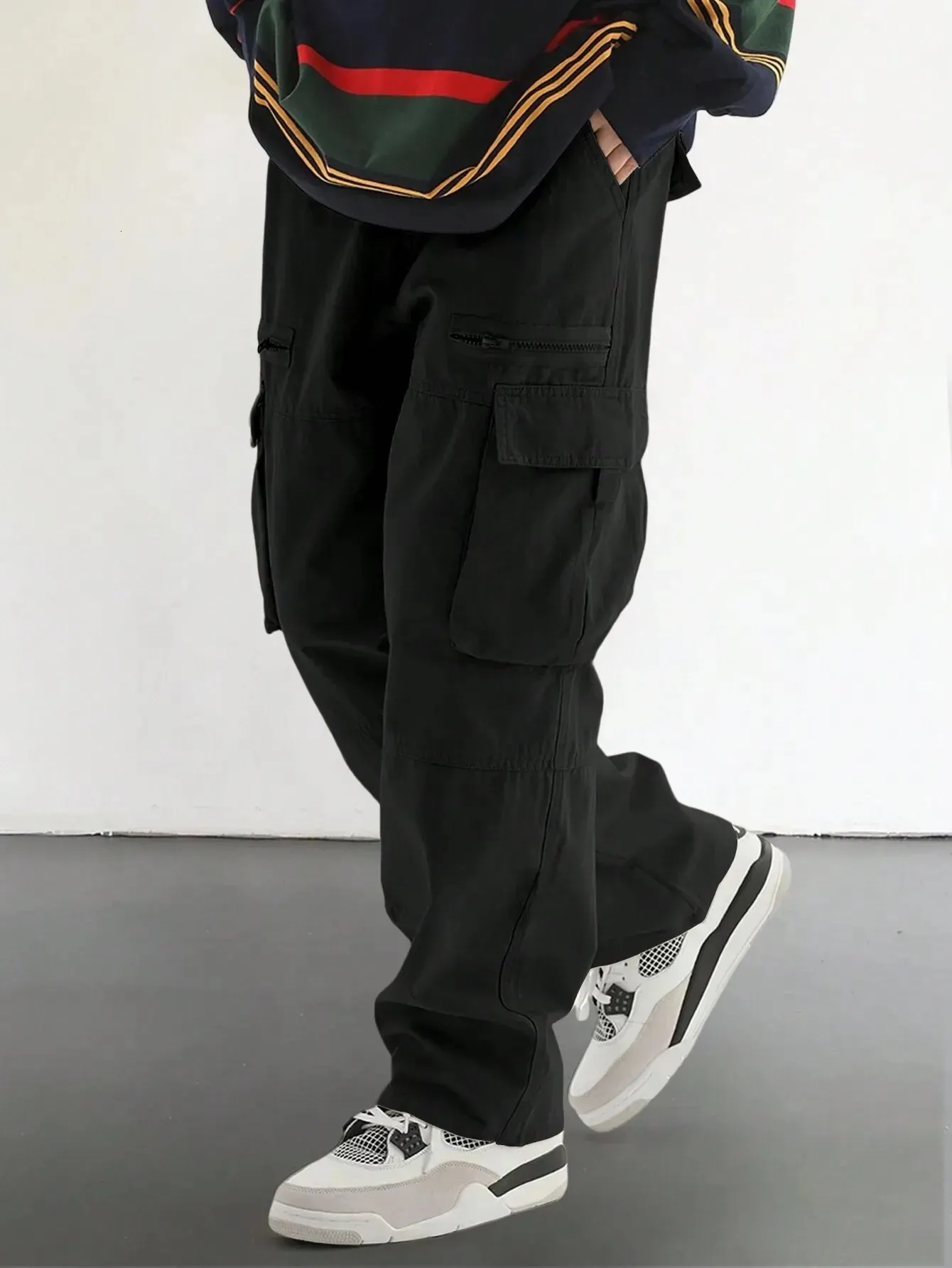 Сплошные мульти -лоскутные карманы мужские брюки с прямыми ногами работают на распухую открытую мешковатую модную уличную одежду 240321