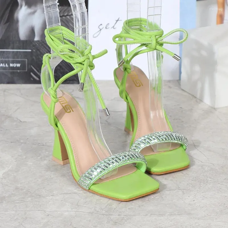 Sapatos de vestido Mulheres Gladiador Sandálias Lantejoulas Cruz Strap Verde Preto Sexy Salto Alto Limpar Square Toe Hoof Heel Roman Girl