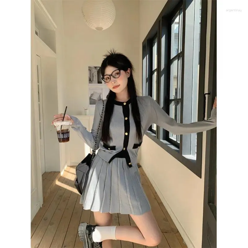 Robes de travail coréenne Girl College Style Suit en tricot Femme Femme Office Offise Cardigan Pleas Mini Jupe Deux pièces Fashion Femme Vêtements