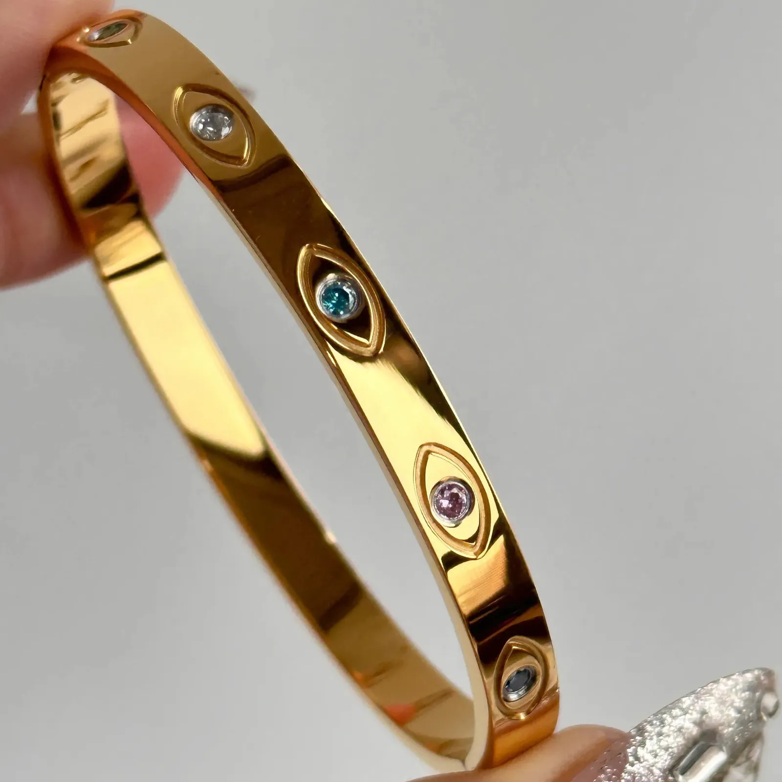 Mulher feminina tendência esculpindo as pulseiras Allseeing Olhos Largura de cor de ouro de 5 mm de correia de aço inoxidável para jóias 240423