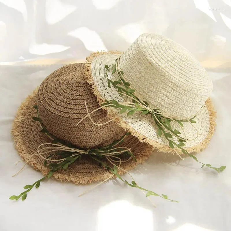 Chapéus de aba larga Sun-filho-filho grande chapéu de praia Handmade Flower palha menina de sol traseiro de verão Capinho feminino Bucket