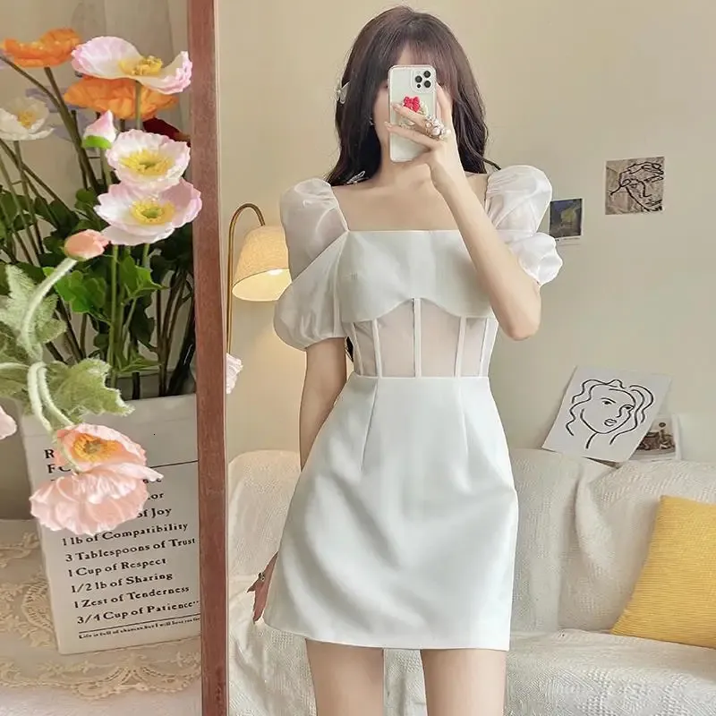 Summer Femme Vêtements Puff Sleeves White Mini Robe Sweet Sexy Sexe Square Collar femelle Slim Fishbone Mesh Party Robes 240424