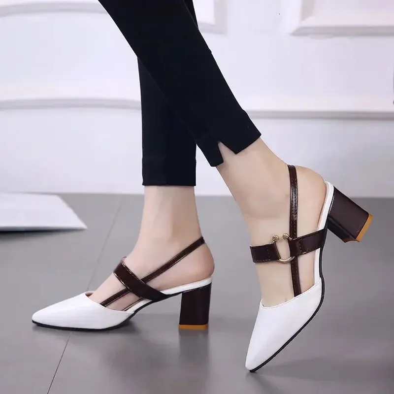 Zomer 2024 Schoenen Punted Toe Ladies Shoes Block Heel Pumps One Word Sandalen voor vrouwen met middelgrote hakken Outdoor Casual Sale 240426