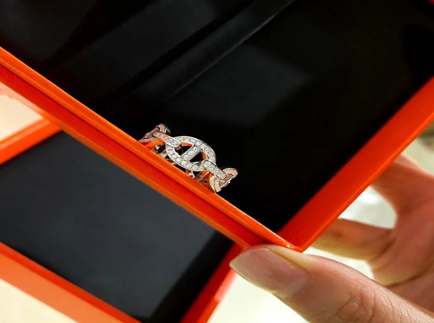 Kobiety dzwonią do Projektanci luksurysów z bocznymi kamieniami literowymi diamentowymi ślubami mody pierścionka Wysokiej jakości wszechstronne walentyn039s D1644568